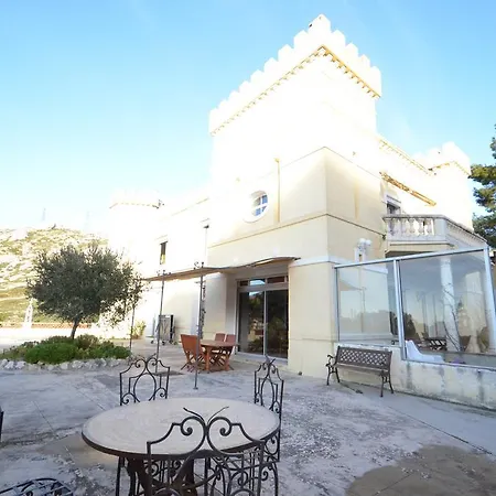 Chateau De L'aroumias Couette-café *