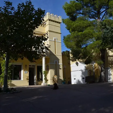 Chateau De L'aroumias Couette-café *