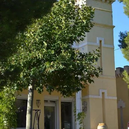 Chateau De L'aroumias Couette-café