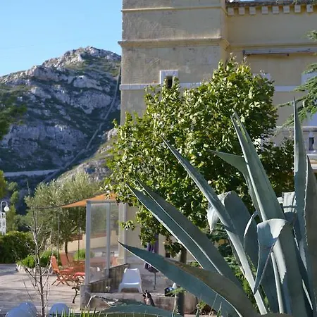 Chateau De L'aroumias Couette-café *