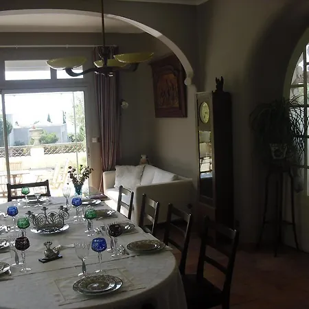 Chateau De L'aroumias Couette-café